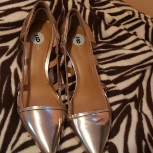 Low heel pump soft platinum